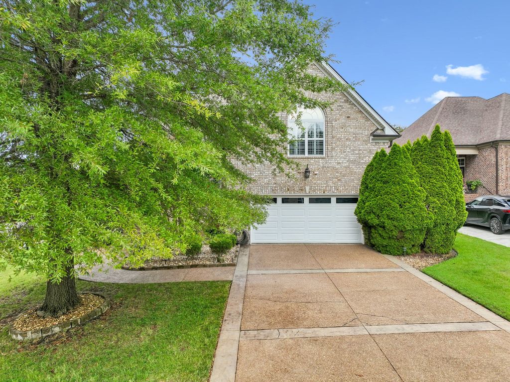 1027 Isaac Franklin Dr, Gallatin, TN 37066
