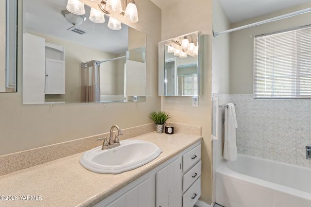 4601 Hillcrest Dr, Yakima, WA 98901