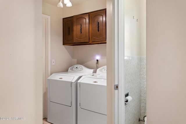 4601 Hillcrest Dr, Yakima, WA 98901