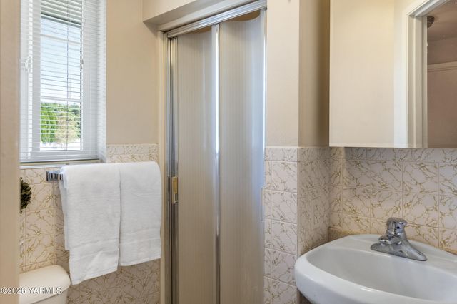 4601 Hillcrest Dr, Yakima, WA 98901