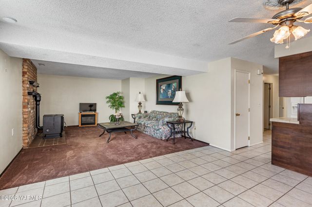 4601 Hillcrest Dr, Yakima, WA 98901