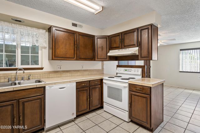 4601 Hillcrest Dr, Yakima, WA 98901