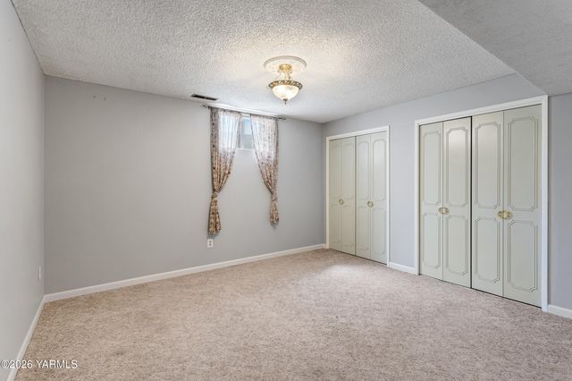 4601 Hillcrest Dr, Yakima, WA 98901