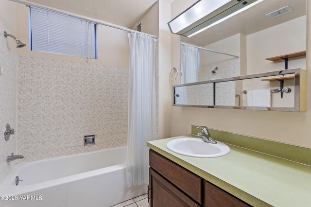 4601 Hillcrest Dr, Yakima, WA 98901