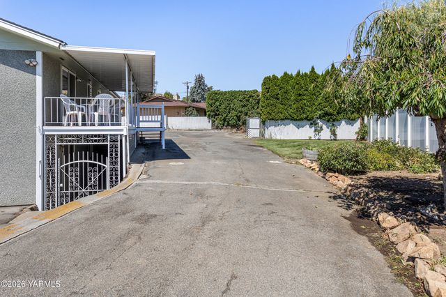 4601 Hillcrest Dr, Yakima, WA 98901