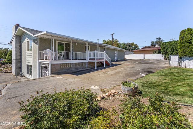 4601 Hillcrest Dr, Yakima, WA 98901
