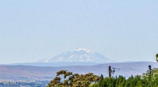 4601 Hillcrest Dr, Yakima, WA 98901