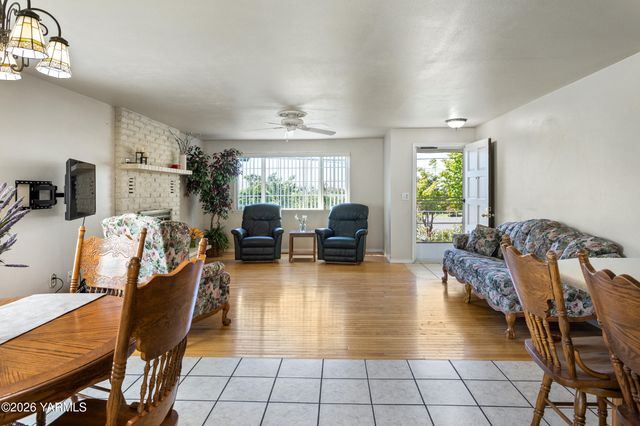 4601 Hillcrest Dr, Yakima, WA 98901