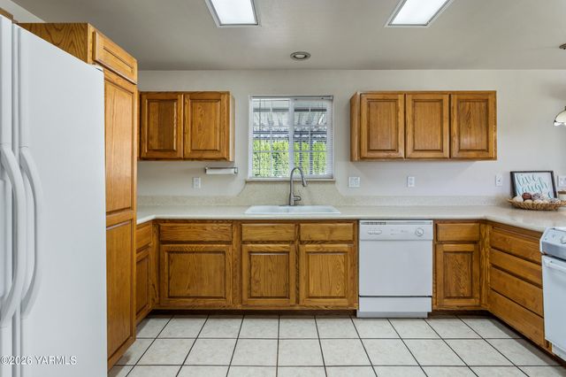 4601 Hillcrest Dr, Yakima, WA 98901