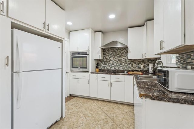 806 S Meadow Lane, Mustang, OK 73064