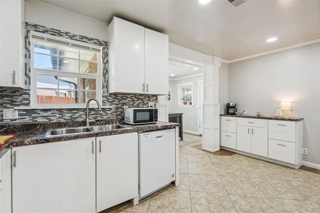 806 S Meadow Lane, Mustang, OK 73064