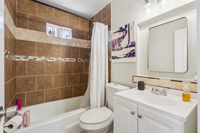 806 S Meadow Lane, Mustang, OK 73064