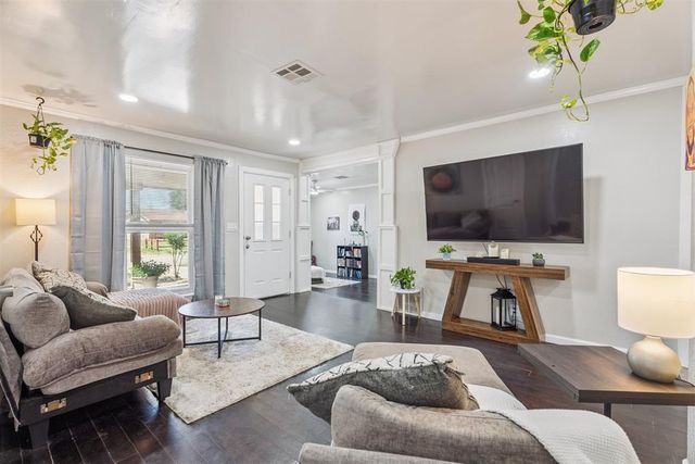 806 S Meadow Lane, Mustang, OK 73064