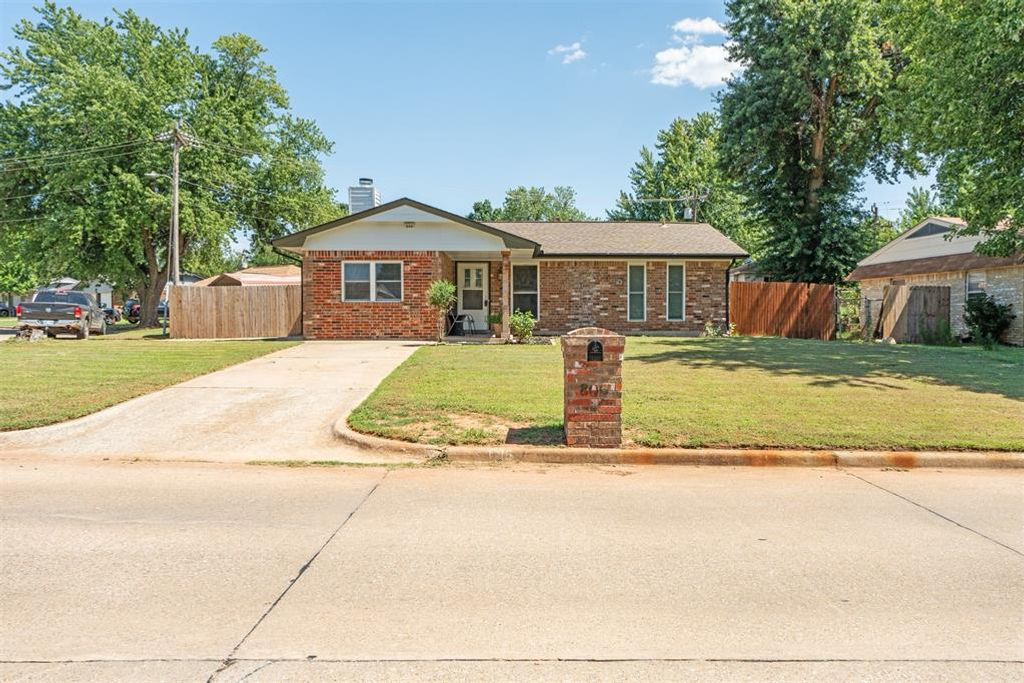 806 S Meadow Lane, Mustang, OK 73064