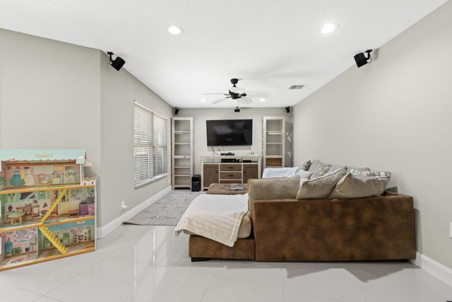 8515 Thousand Pines Circle, West Palm Beach, FL 33411