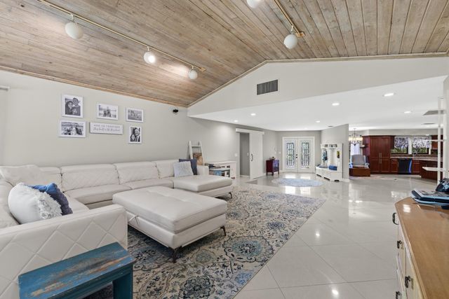 8515 Thousand Pines Circle, West Palm Beach, FL 33411