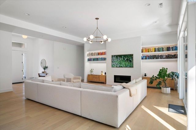 325 Rockwood Drive, Richland, WA 99352