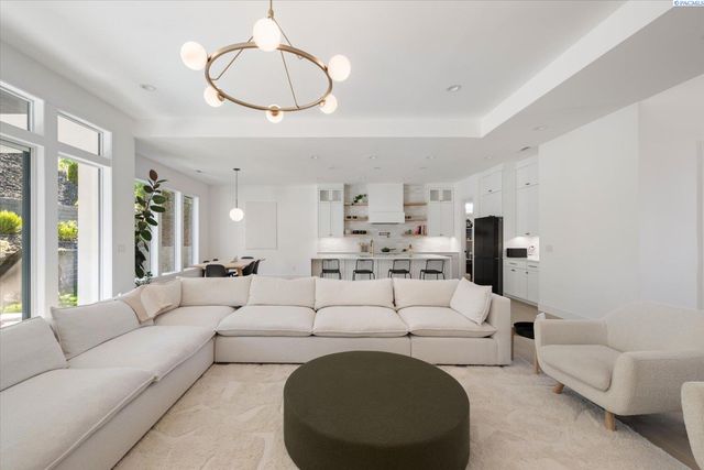 325 Rockwood Drive, Richland, WA 99352