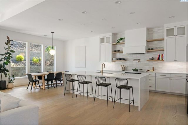 325 Rockwood Drive, Richland, WA 99352