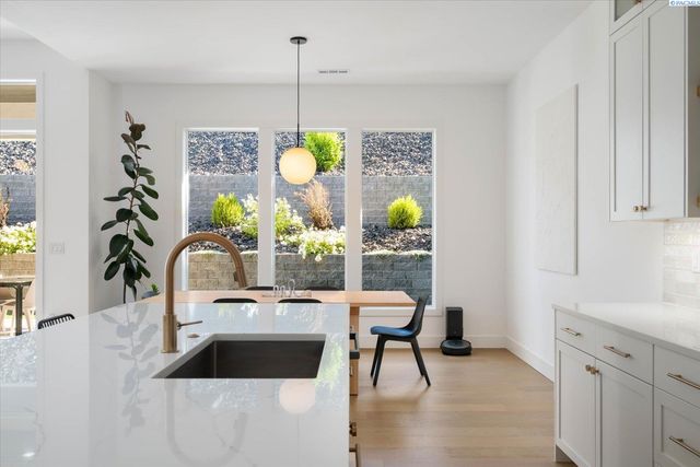 325 Rockwood Drive, Richland, WA 99352