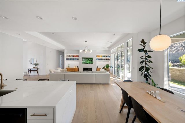 325 Rockwood Drive, Richland, WA 99352