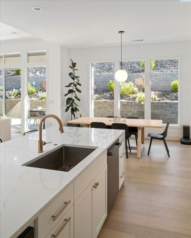 325 Rockwood Drive, Richland, WA 99352