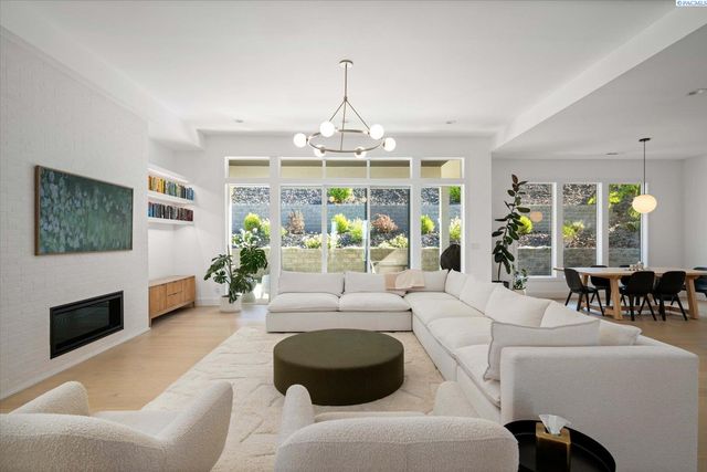 325 Rockwood Drive, Richland, WA 99352