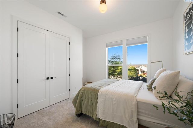 325 Rockwood Drive, Richland, WA 99352