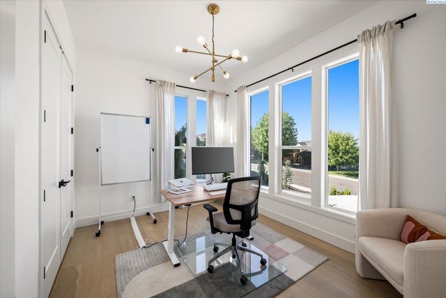 325 Rockwood Drive, Richland, WA 99352