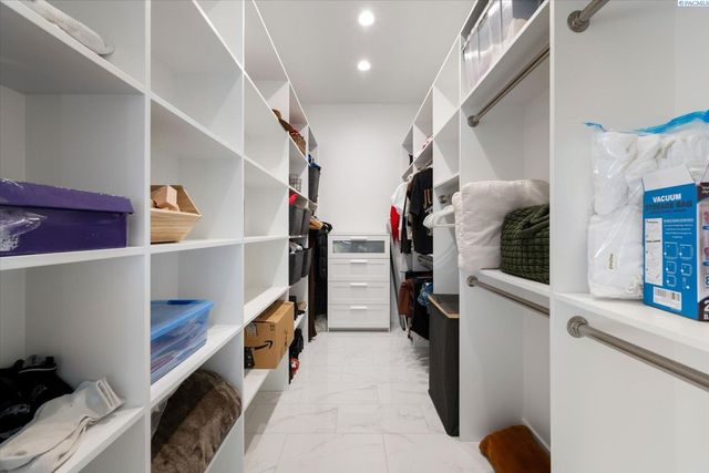 325 Rockwood Drive, Richland, WA 99352