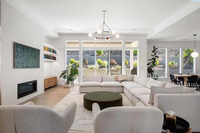 325 Rockwood Drive, Richland, WA 99352