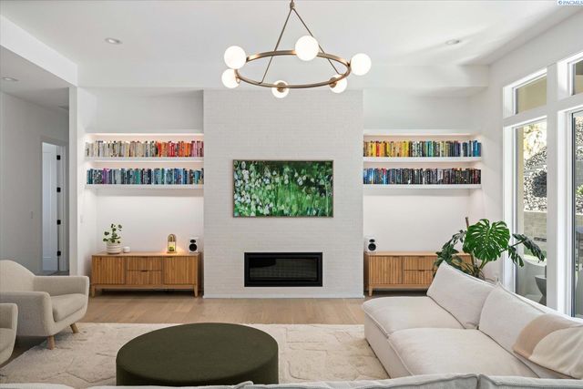 325 Rockwood Drive, Richland, WA 99352