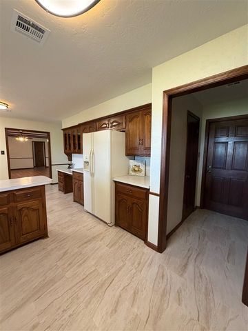 14 SE Camelot Dr., Lawton, OK 73501