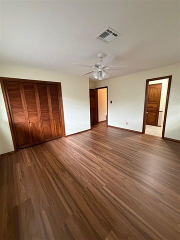 14 SE Camelot Dr., Lawton, OK 73501