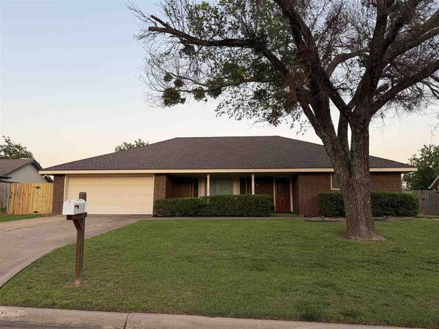 14 SE Camelot Dr., Lawton, OK 73501