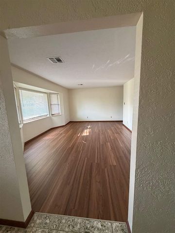 14 SE Camelot Dr., Lawton, OK 73501