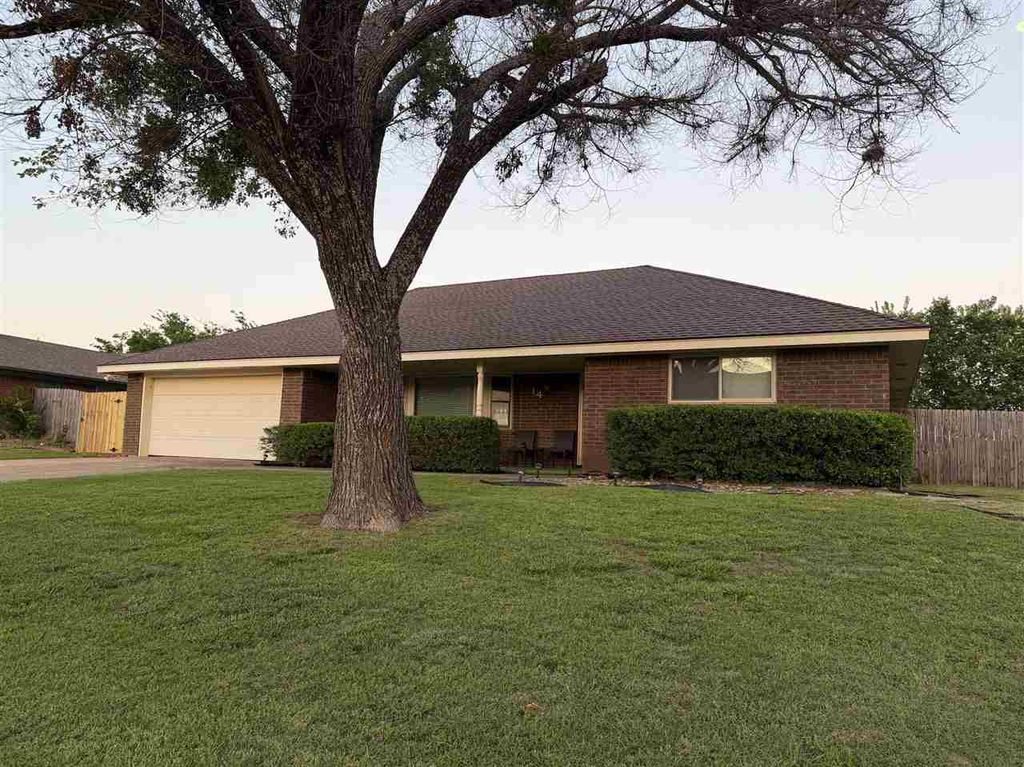 14 SE Camelot Dr., Lawton, OK 73501