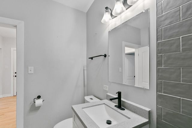 918 W Sunnyside Avenue 1B, Chicago, IL 60640