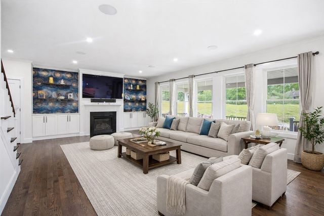 10 Darby Ln, Wilmington, MA 01887