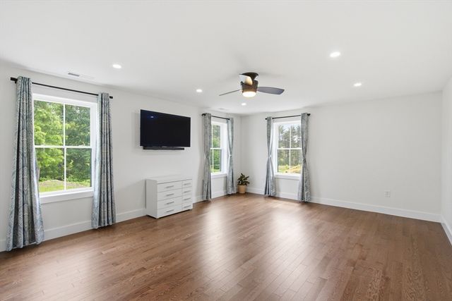 10 Darby Ln, Wilmington, MA 01887