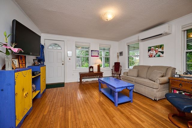 80 Jackson St, Belchertown, MA 01007