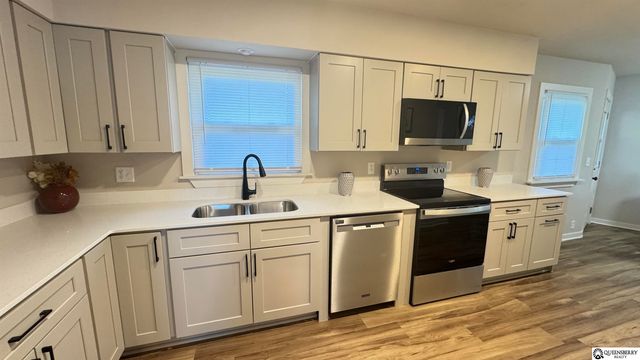 8713 Izard Street, Omaha, NE 68114