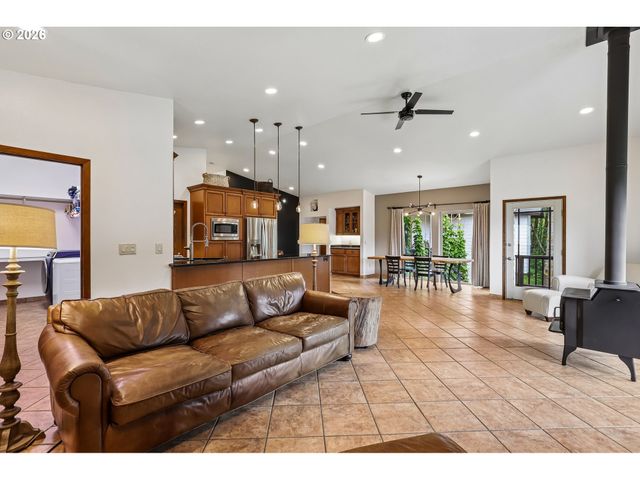 873 MOUNTAIN VIEW Rd, Kalama, WA 98625
