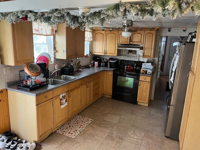 7 Goldsmith Ct, Methuen, MA 01844