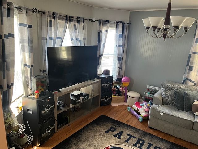 7 Goldsmith Ct, Methuen, MA 01844