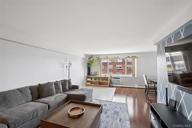 101 Lincoln Avenue 4h, Mineola, NY 11501