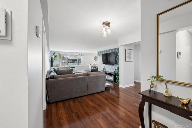 101 Lincoln Avenue 4h, Mineola, NY 11501