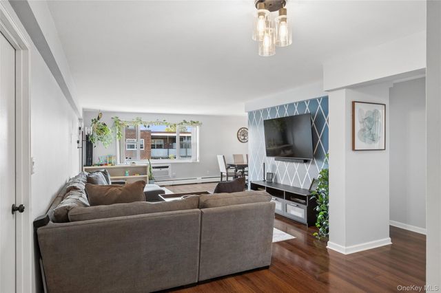 101 Lincoln Avenue 4h, Mineola, NY 11501
