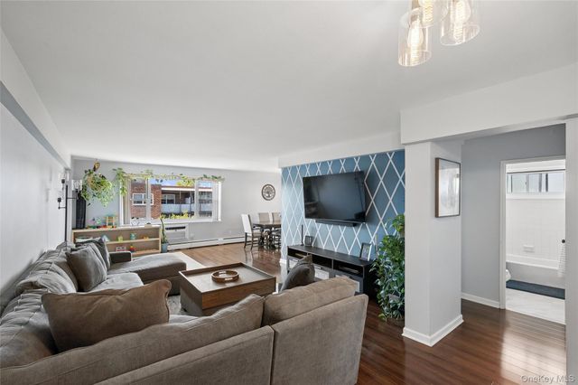 101 Lincoln Avenue 4h, Mineola, NY 11501