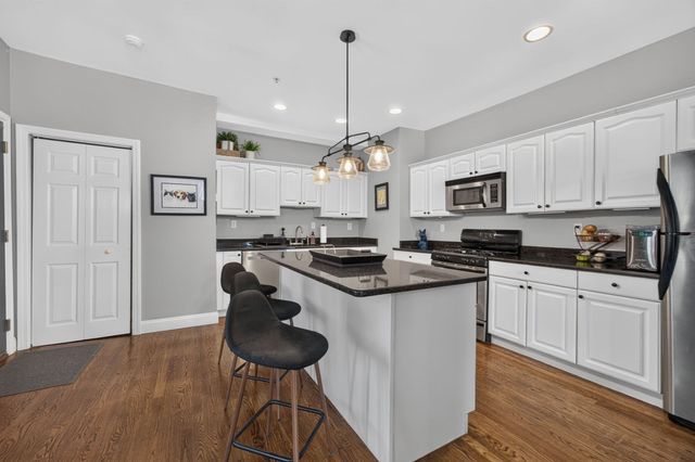 131 Derby St 1R, Salem, MA 01970